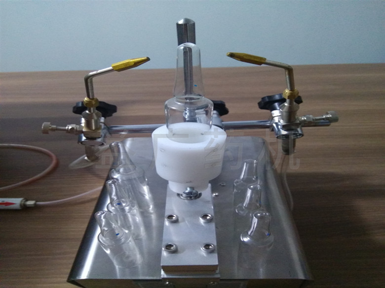 轉(zhuǎn)瓶式熔封機(jī)模具調(diào)節(jié) 轉(zhuǎn)瓶式熔封機(jī)模具調(diào)節(jié)